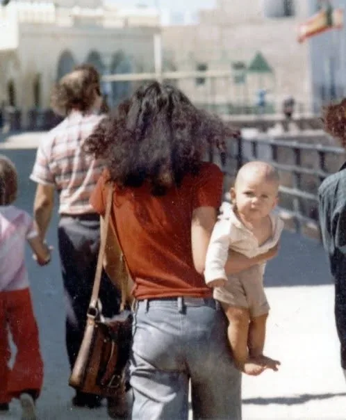 Com a minha mãe, o meu pai e o meu irmão mais velho, 1978