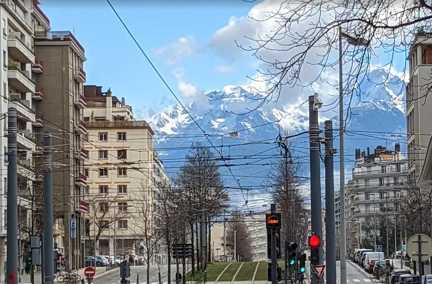 Grenoble, com os Alpes ao fundo da rua